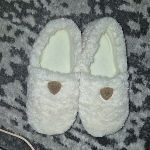 Ariat Kids' White Fuzzy Slippers. Nwot